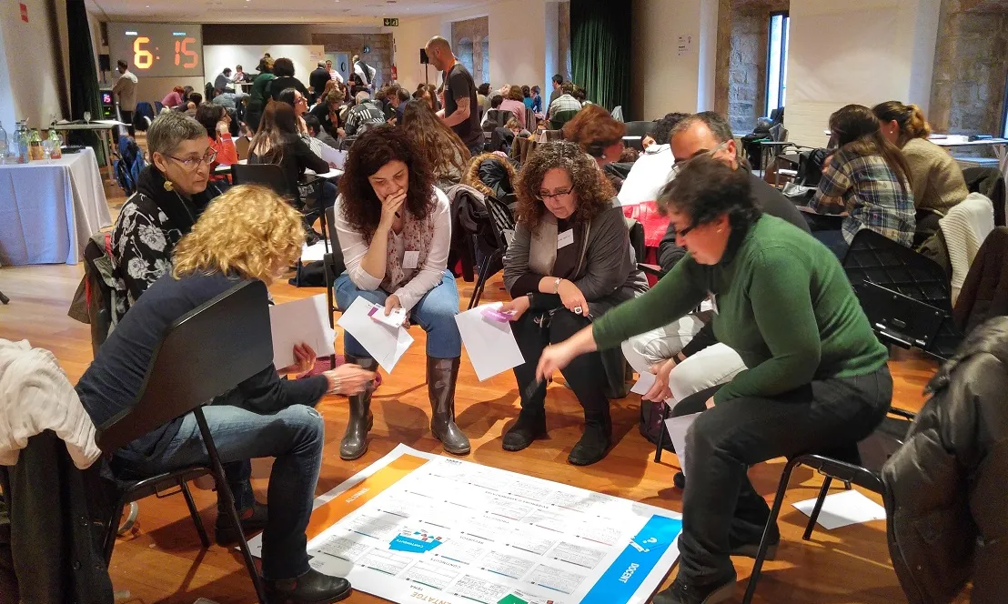 Persones participant en dinàmica en activtat de Aliança Educació 360