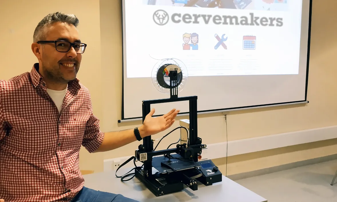 Jordi Muncunill al costat d'una impressora 3D