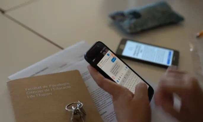 Una persona utlitzant l'aplicació mòbil del projecte 'APPS4ME'