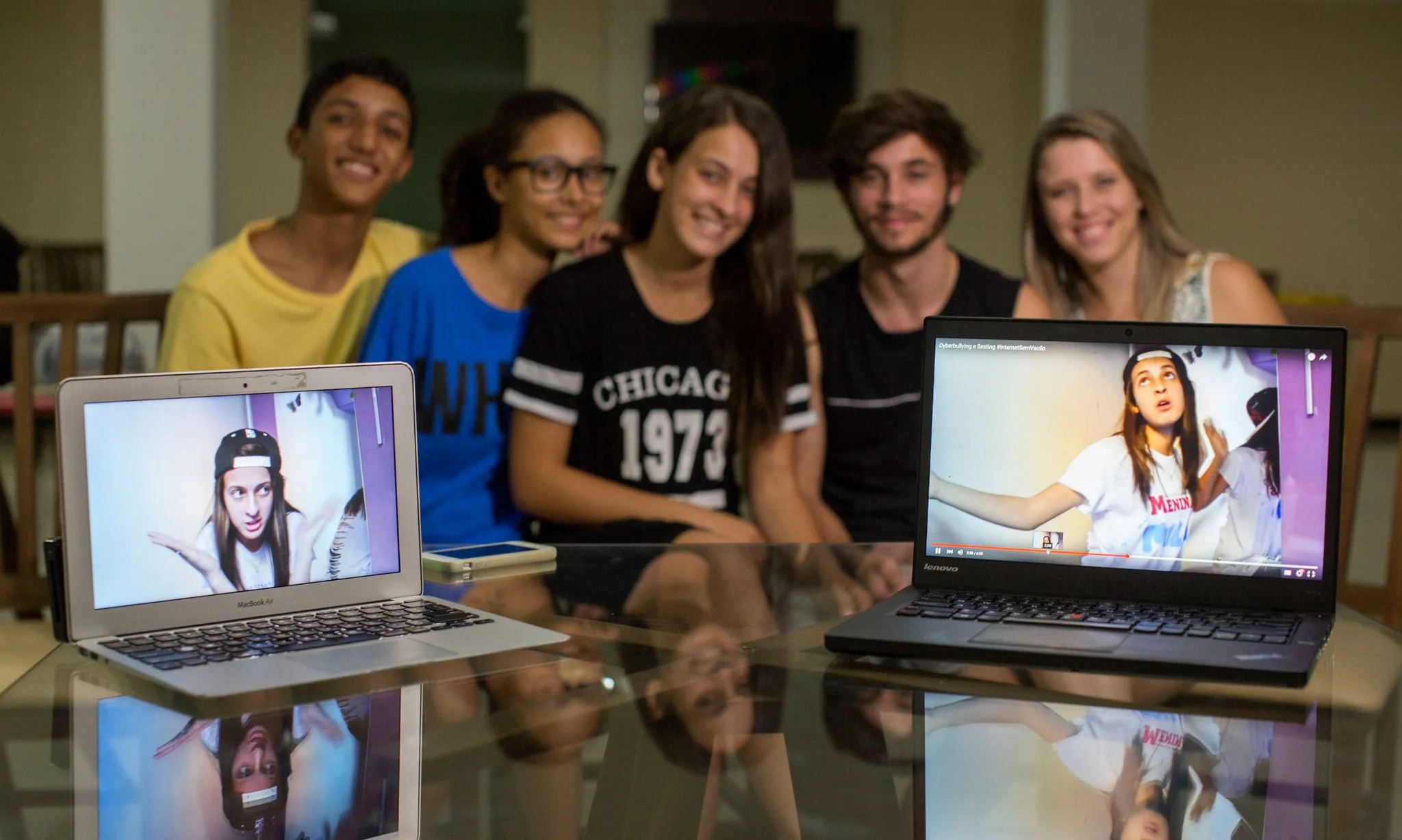 Un grup de joves amb dos ordinadors portàtils