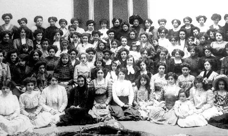 La Bonne acompanya el seu comunicat amb aquesta imatge històrica d'unitat feminista