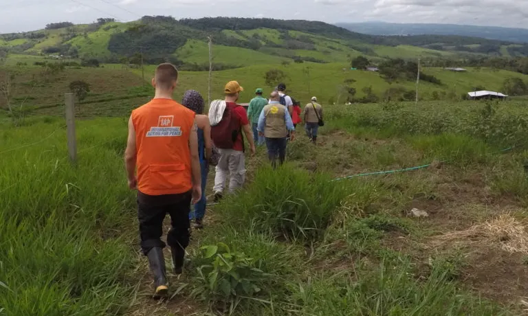 Grup de persones en rutar realitzant un acompanyament a Colòmbia