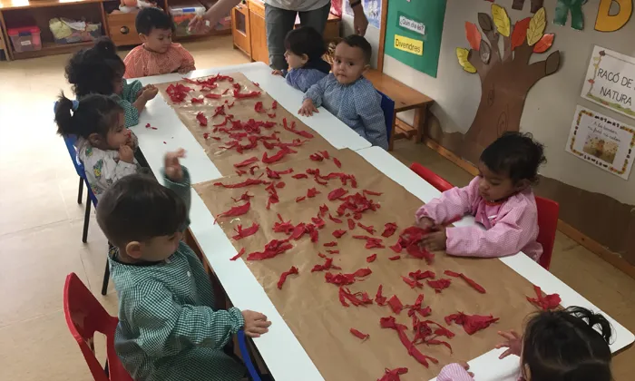 Infants participant en una activitat del Servei d'atenció d'infants i famílies Quatre Vents