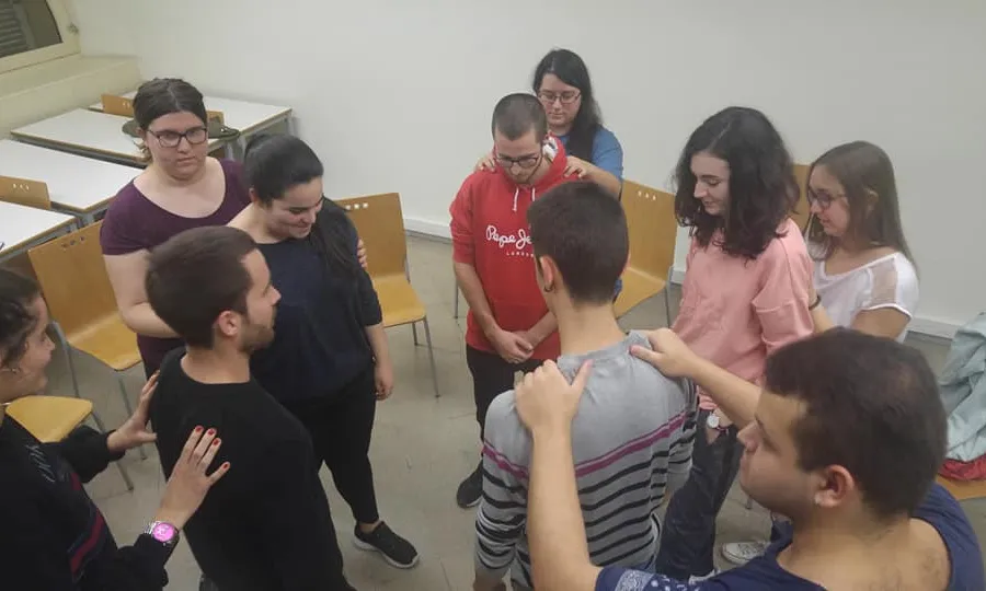 Joven donant-se massatges en una activitat
