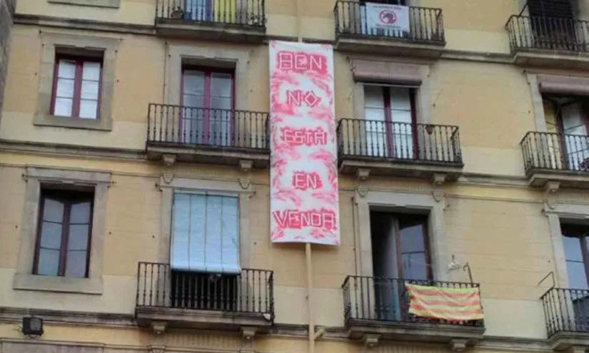 Una pancarta en una façana contra el turisme massiu