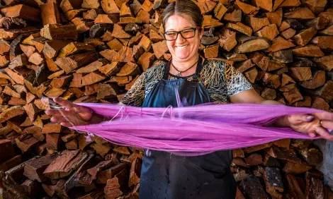 Una dona amb fils de color lila