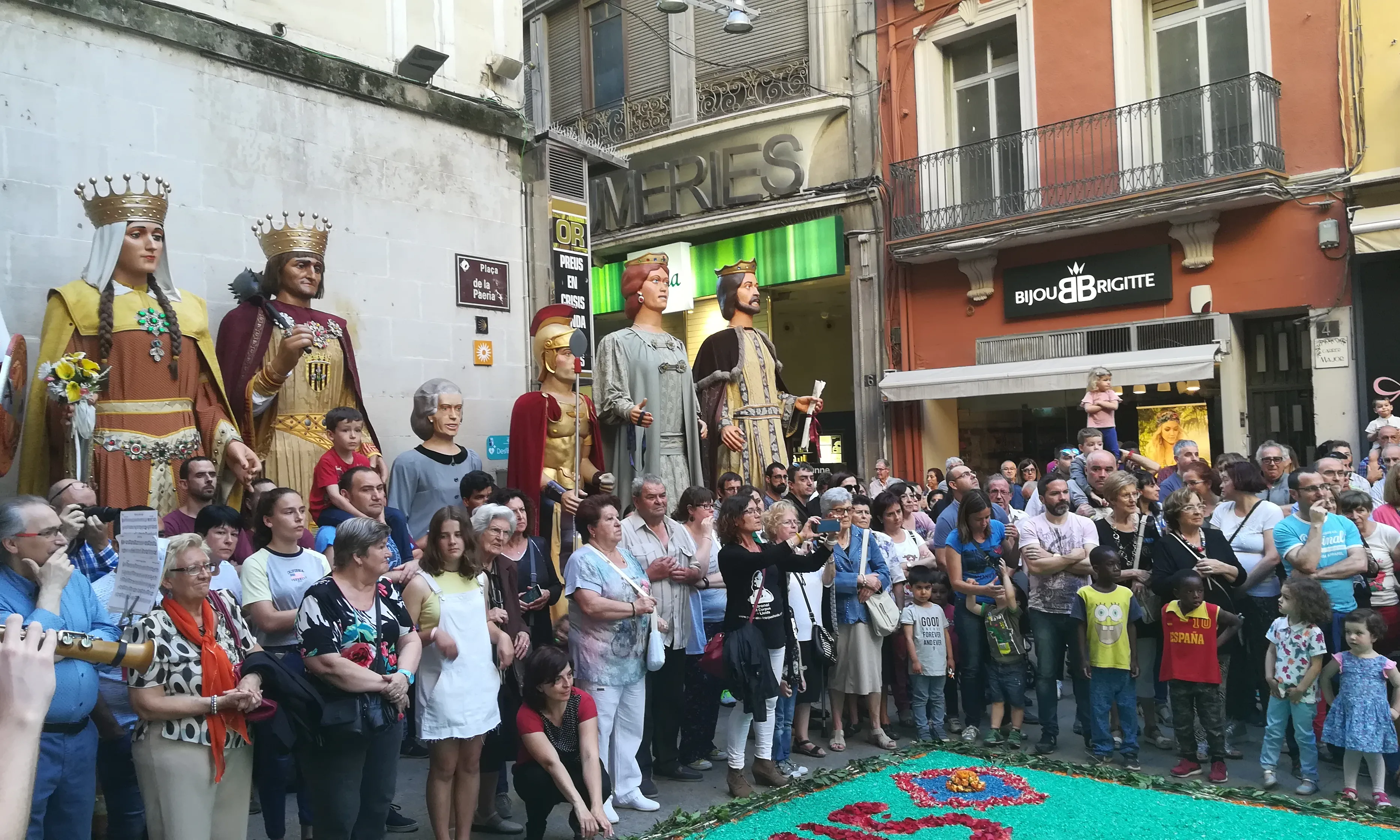 Els gegants de la ciutat observen l'esdevenir de la festa mentre esperen el seu torn per sortir a ballar