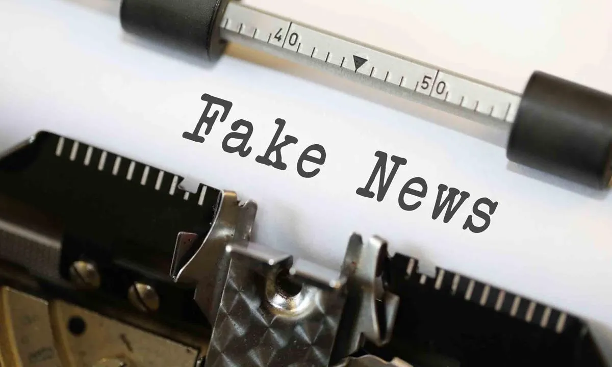 'Fake news' escrit en una màquina d'escriure