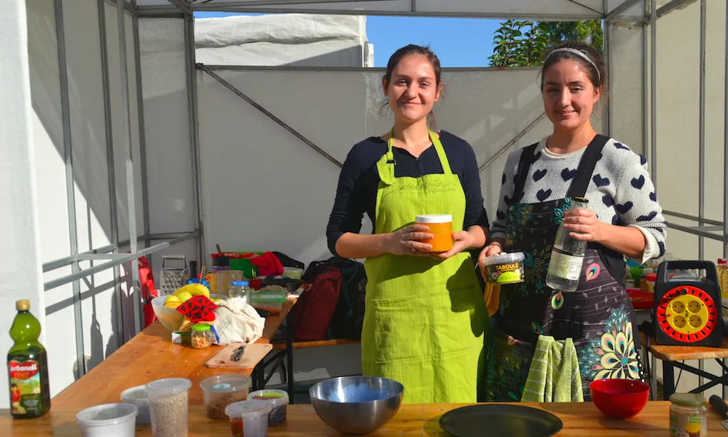 La Irina i la Xènia, en un taller de cuina saludable.