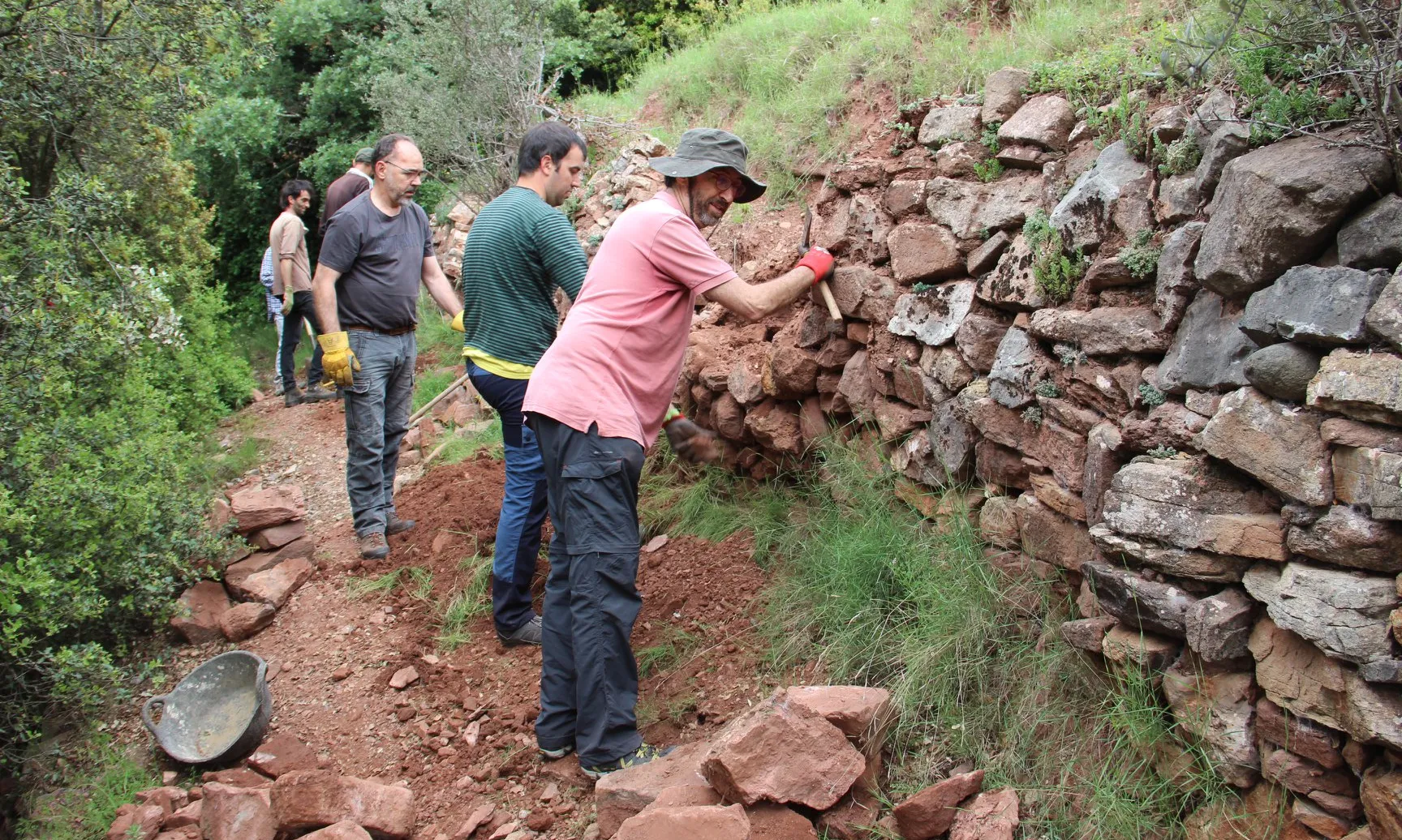 La reconstrucció d'un mur de pedra seca és una de les activitats que es poden trobar a la Setmana de la Natura.