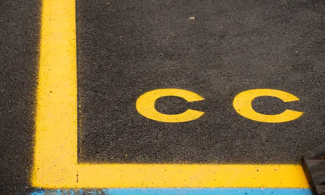 Fotografia d'un asfalt amb el símbol CC al terra