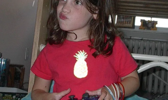 Fotografia d'una nena jugant a un videojoc.