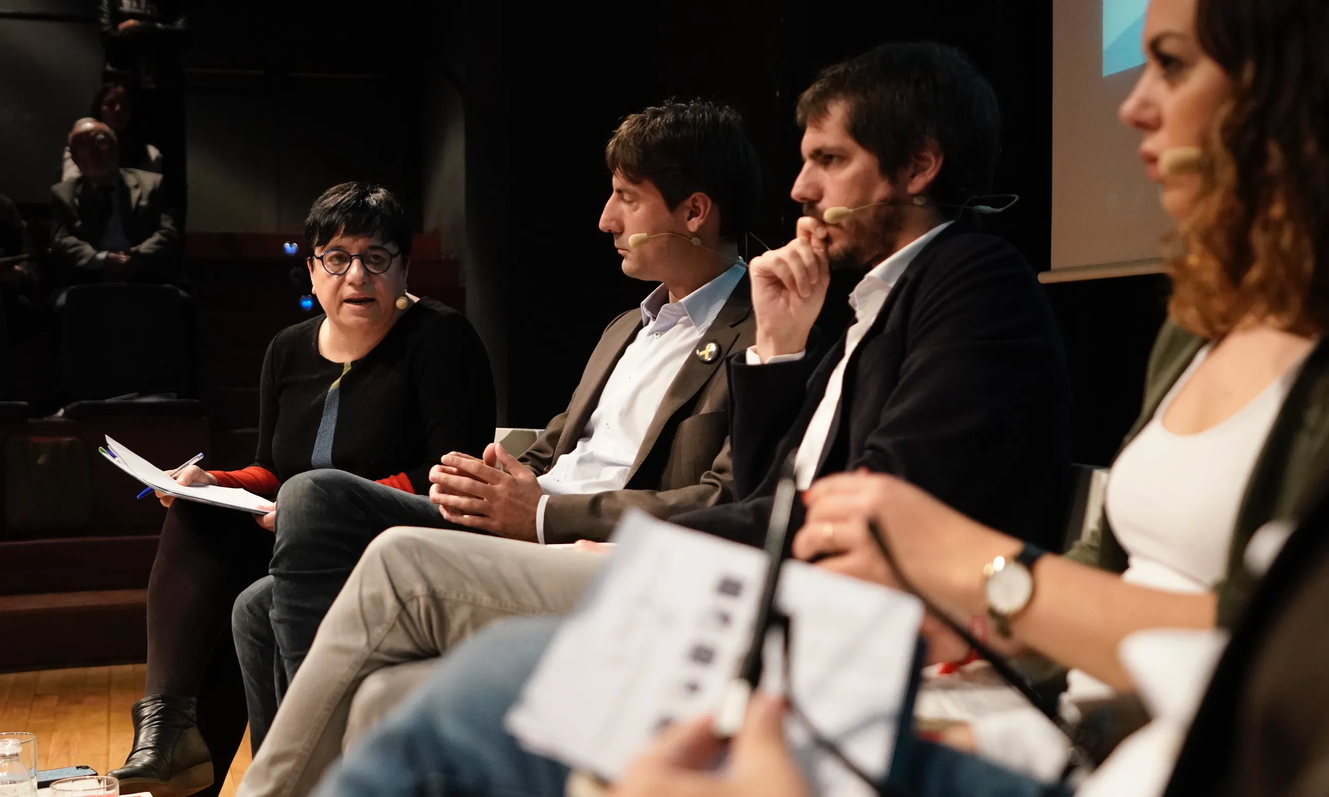 D'esquerra a dreta, Núria Valls, vicepresidenta de la Taula del Tercer Sector; Jordi Solé, d'ERC; Ernest Urtasun, d'En Comú Podem, i Laura Ballarín, del PSC, al debat sobre Europa i el seu futur social. Font: Taula del Tercer Sector.