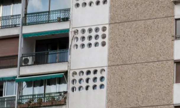 Façana edifici de bloc de pisos