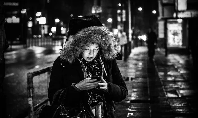 Fotografia d'una dona utilitzant un telèfon mòbil