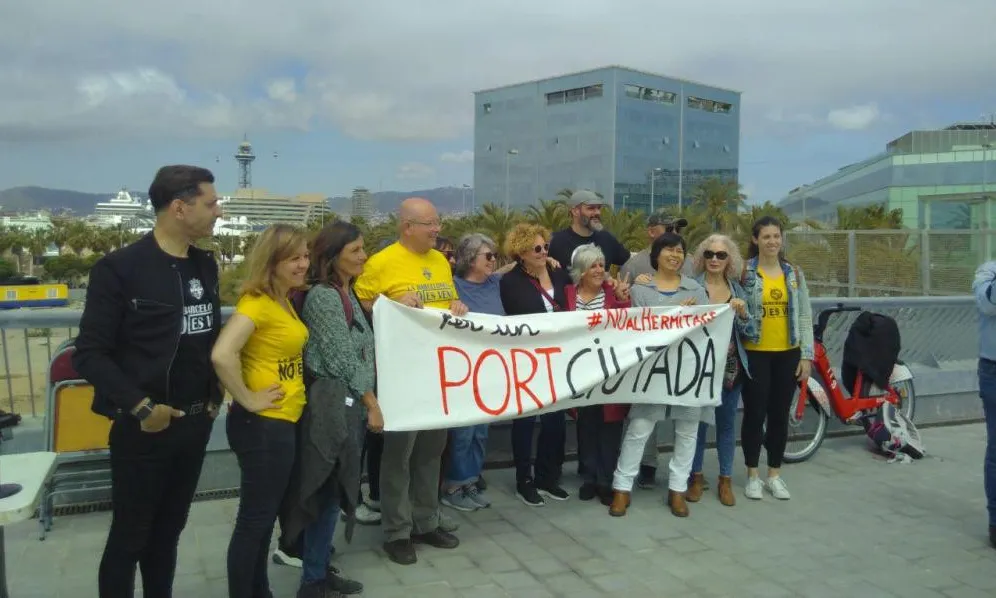 Representants de la Plataforma amb una pancarta el dia de la seva presentació