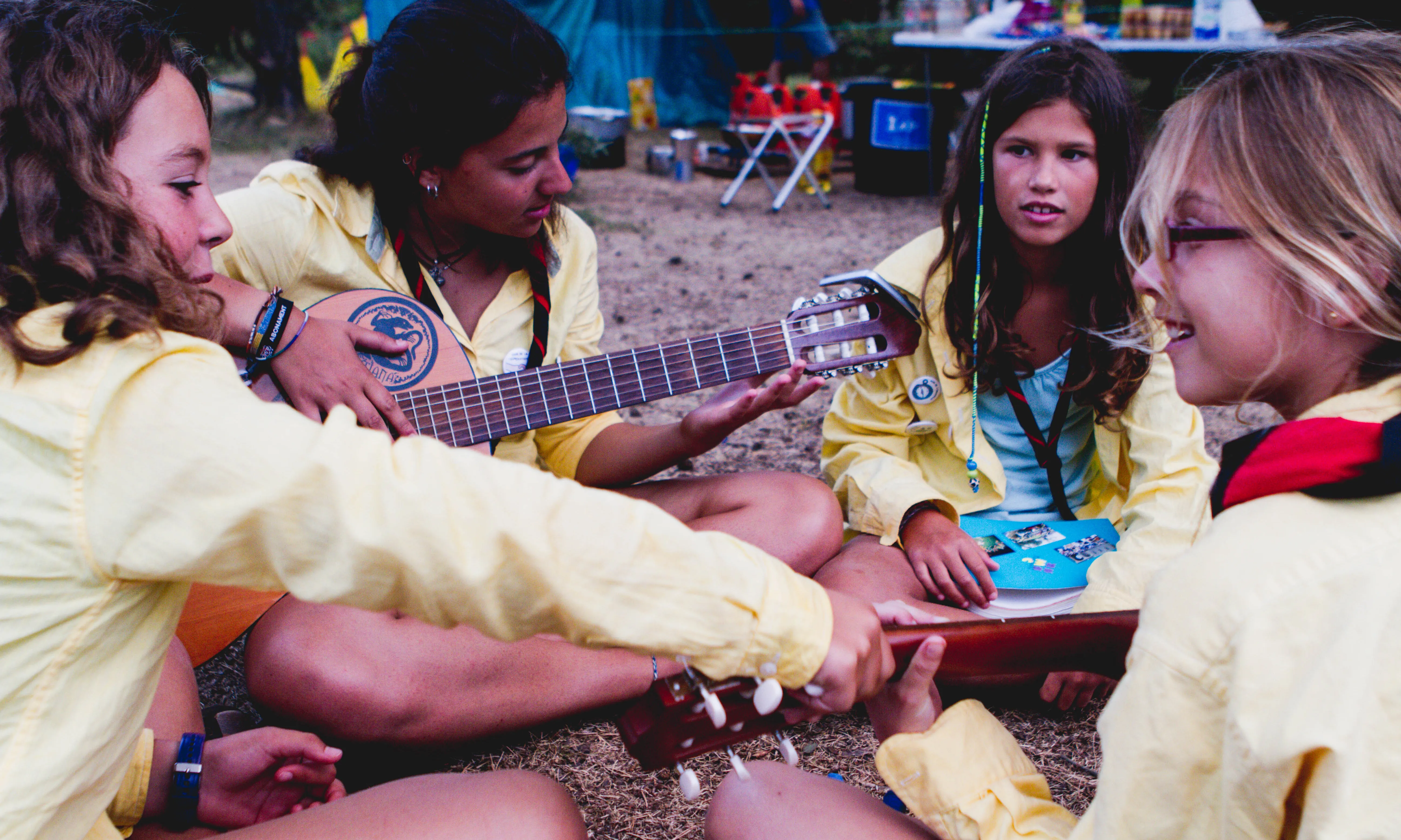 De campaments molts infants i joves s'interessen per aprendre a tocar la guitarra.