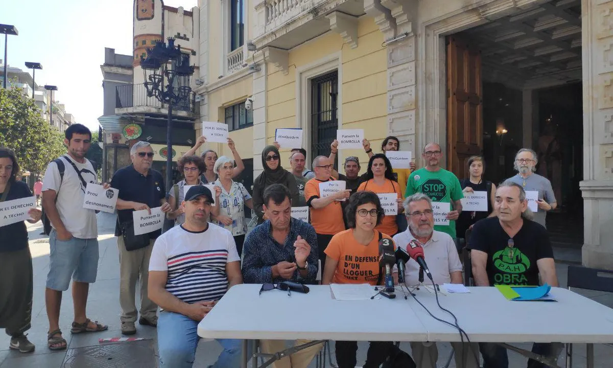 D'esquerra a dreta, els afectats Rachid Belhaj i Alí Mobarac; Irene Sabaté, del Sindicat de Llogateres; Joan Camós, del Centre d'Estudis de l'Hospitalet, i Dídac Segura, de la PAH local. Font: Sindicat de Llogateres.