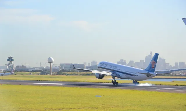 Fotografia d'un avió aterrant a un aeroport. 