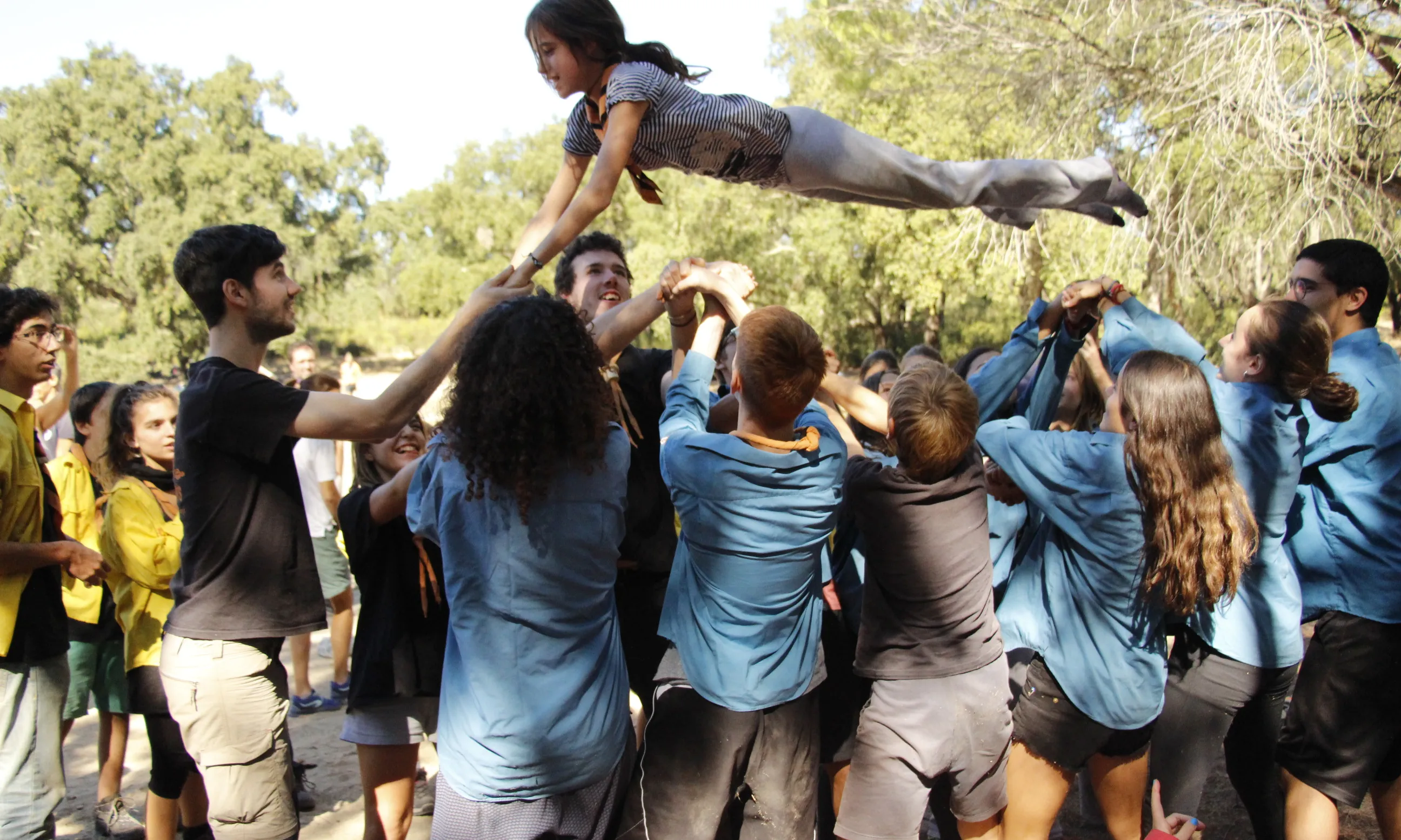 Escoltes i guies fent jocs de confiança