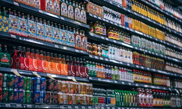 Productes als prestatges d'un supermercat