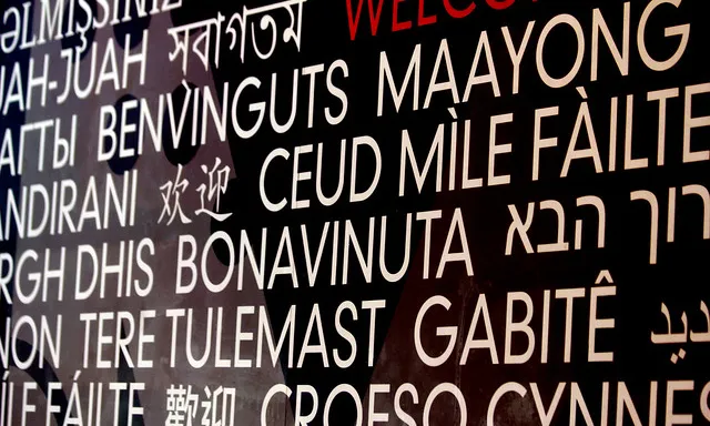 Fotografia d'un cartell de benvinguda. Imatge de Quinn Dombrowski. Llicència d'ús CC BY-SA 2.0