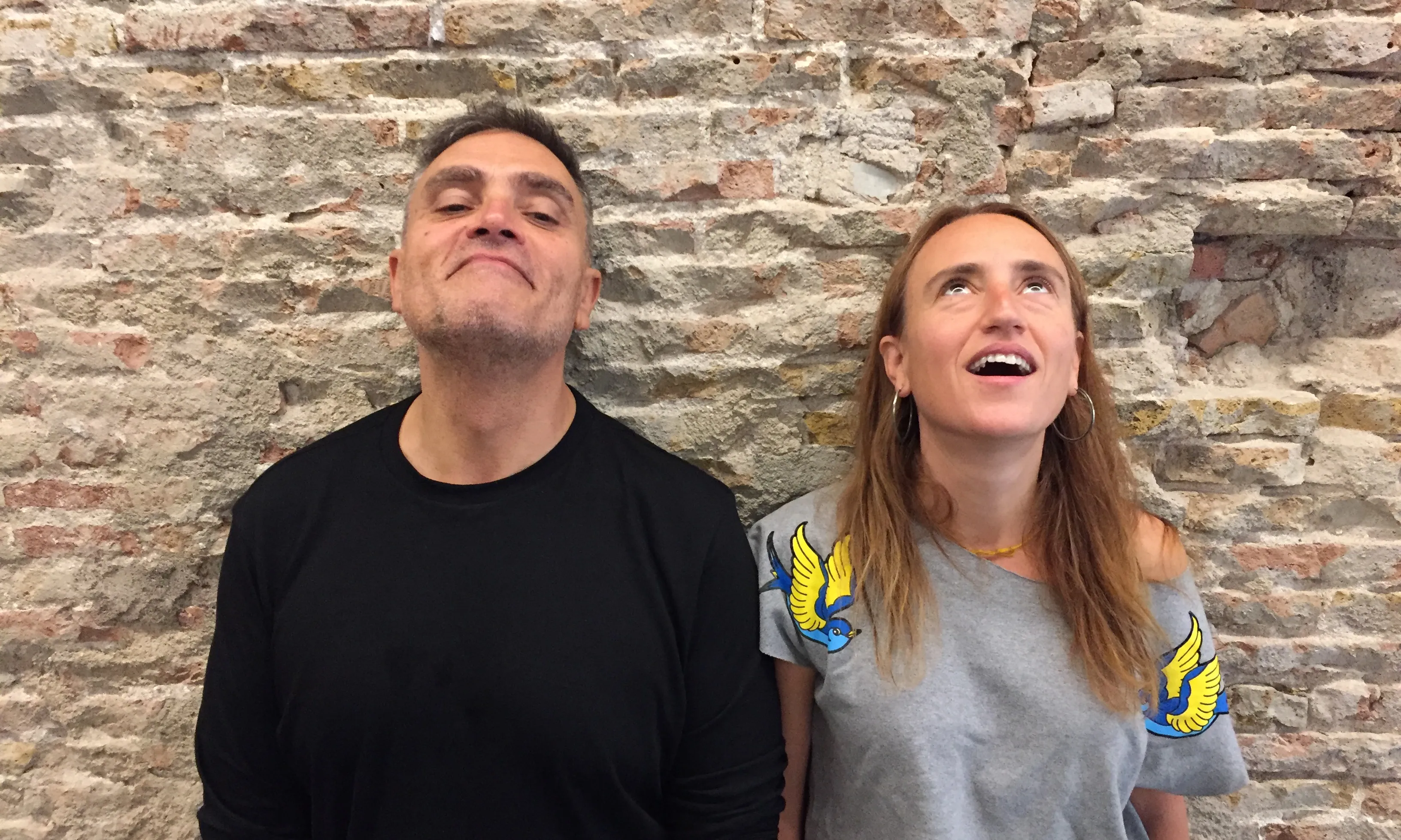 Meritxell i Adrián de La Xixa Teatre mirant al sostre