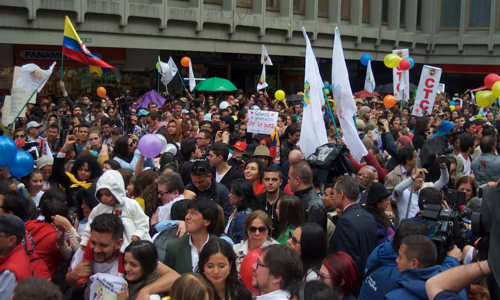 Manifestants celebrant als carrers de les ciutats colombianes els acords de pau