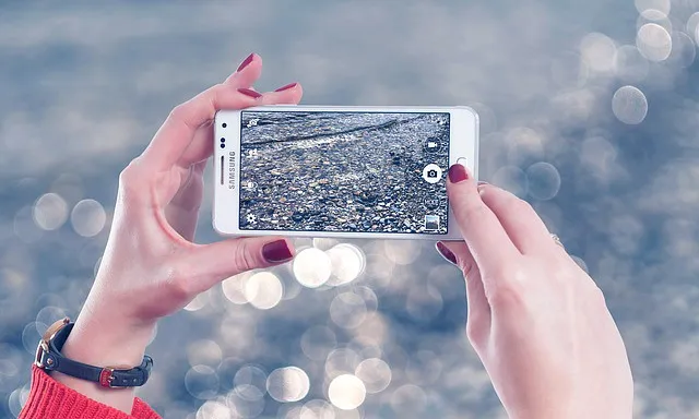 Fotografia d'una persona utilitzant l'aplicació Instagram. Imatge de Social Buddy. Llicència d'ús CC BY 2.0
