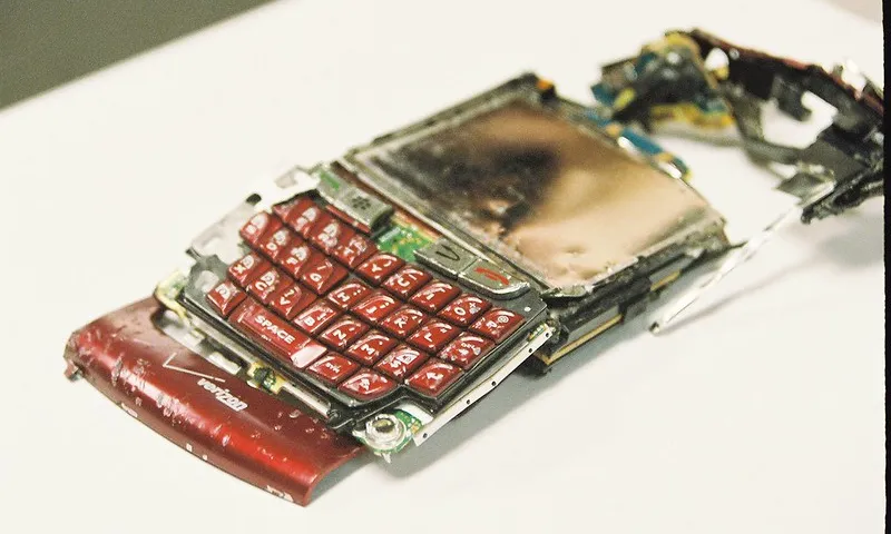 Fotografia d'un telèfon mòbil trencat. Imatge de Matthew Hurst. Llicència d'ús CC BY-SA 2.0
