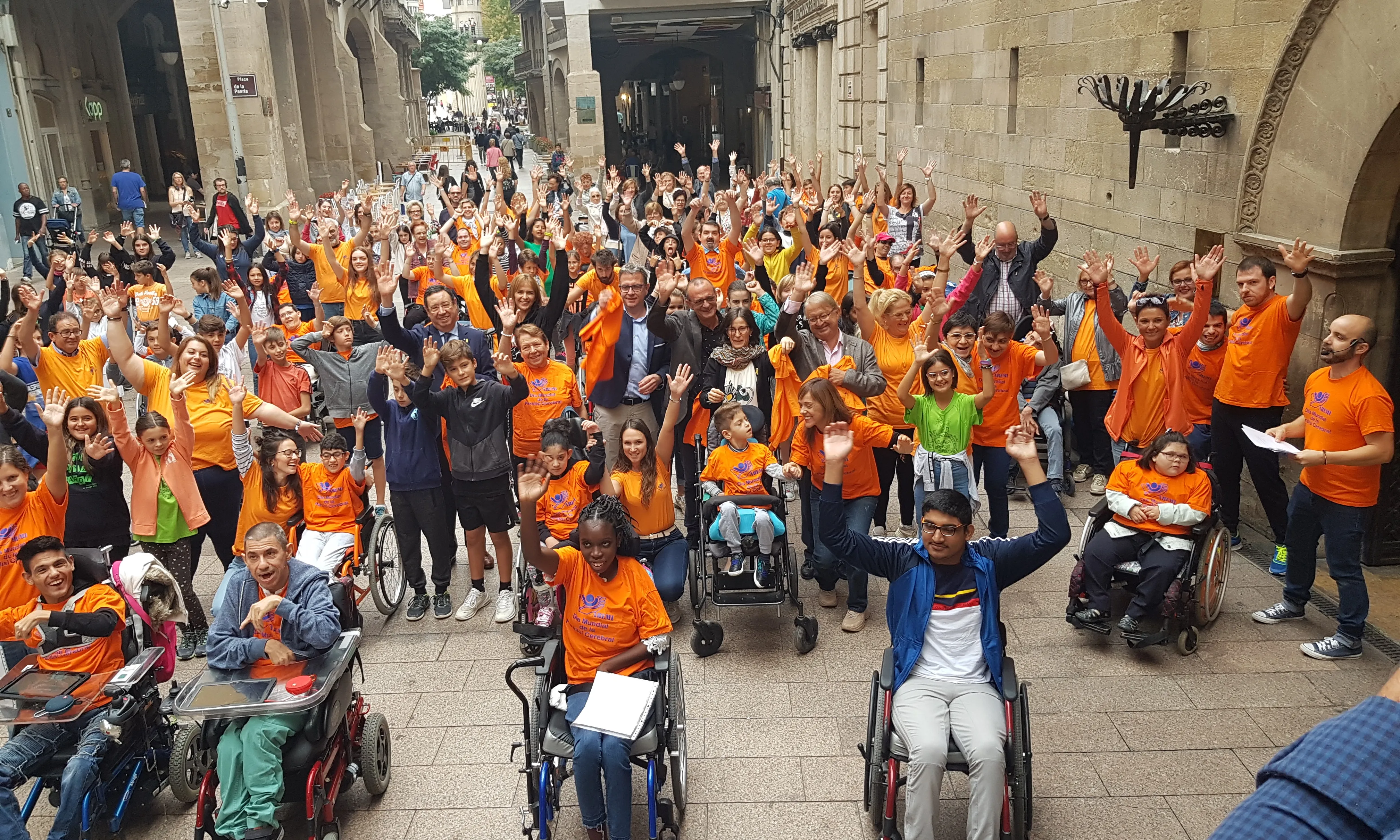 Activitat d'Assocaició Aremi a la plaça Paeria de Lleida