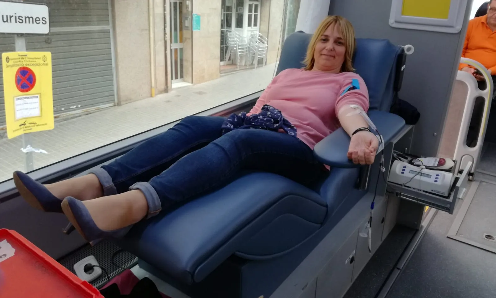 Una dona donant sang en un dels autocars aparcats a l'Hospitalet durant una campanya. Font: Ass. de Donants de Sang de l'Hospitalet.