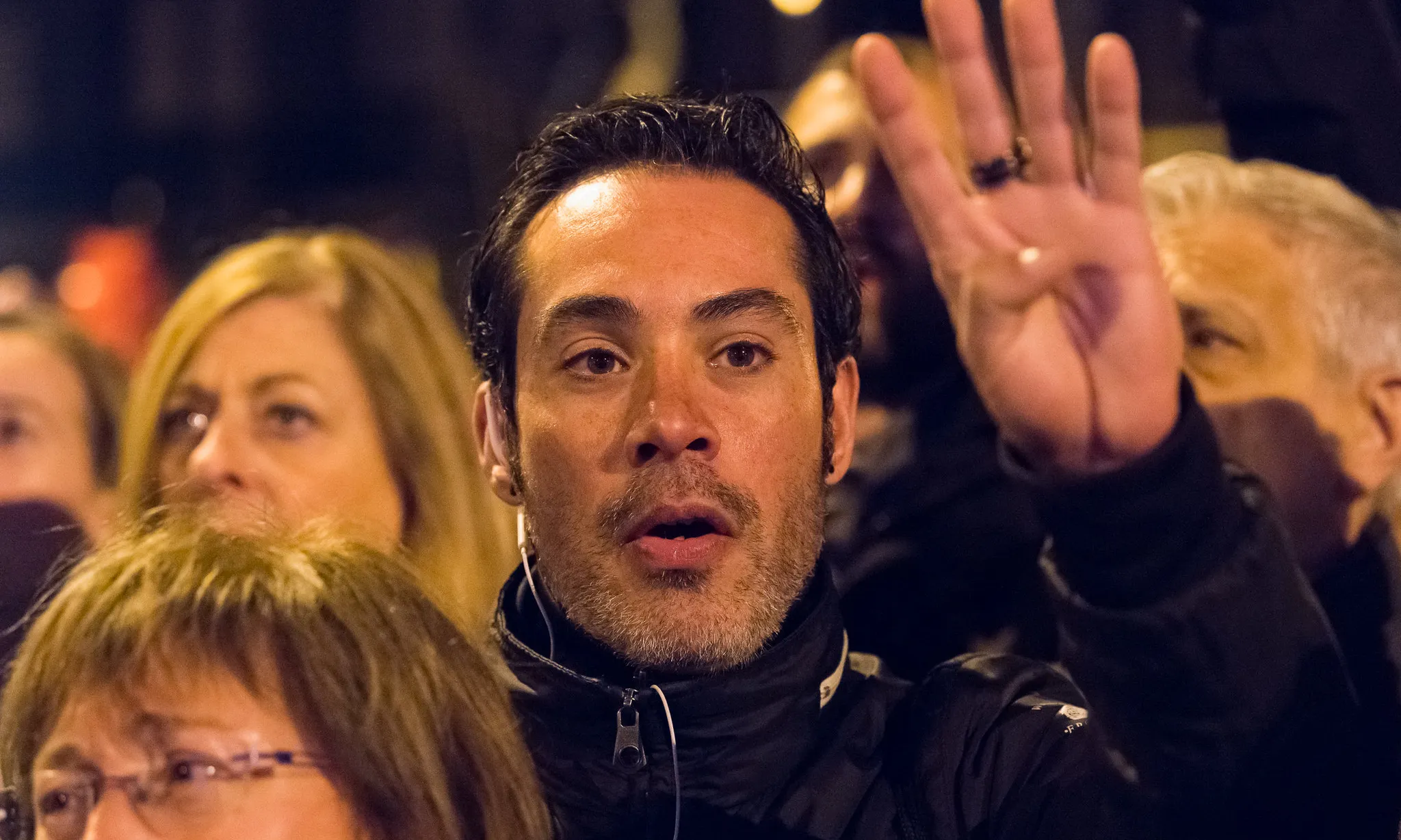 Noi fent senyal de les quatre barres amb la mà