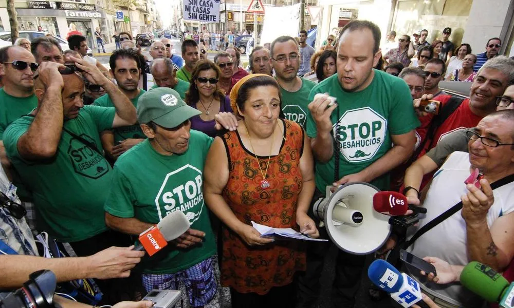 Una afectada per un desnonament rep el suport popular perquè no la facin fora del seu pis.