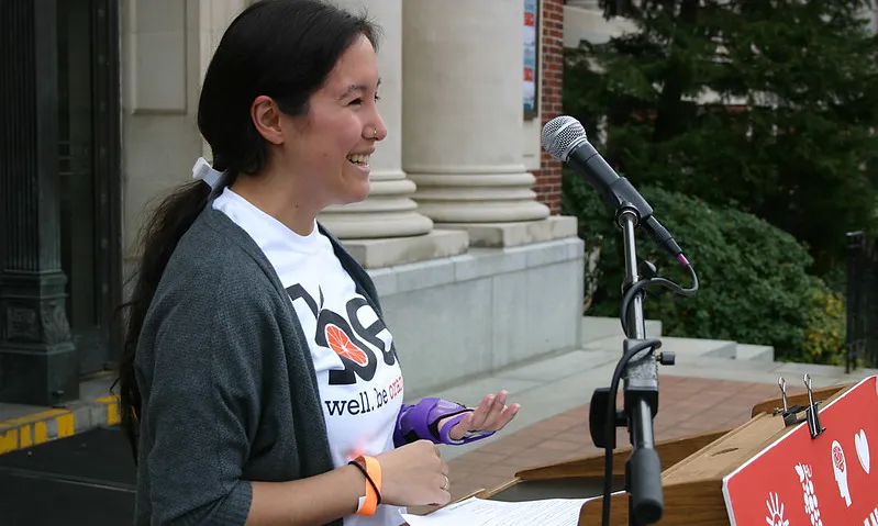 Fotografia d'una dona pronunciant un discurs. Imatge de Oregon State University. Llicència d'ús CC BY-SA 2.0