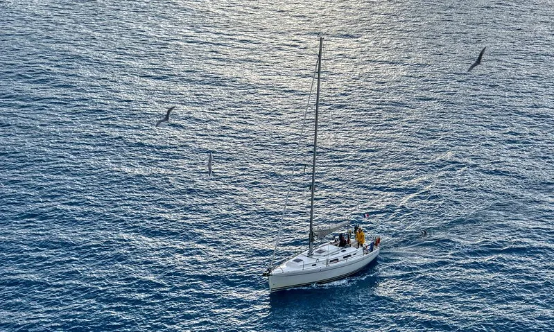 Fotografia d'un veler navegant pel mar. Imatge de besopha. Llicència d'ús CC BY 2.0