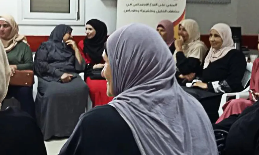 Dues guies de l'Escola de cultura de Pau tracten sobre la situació de les dones palestines.
