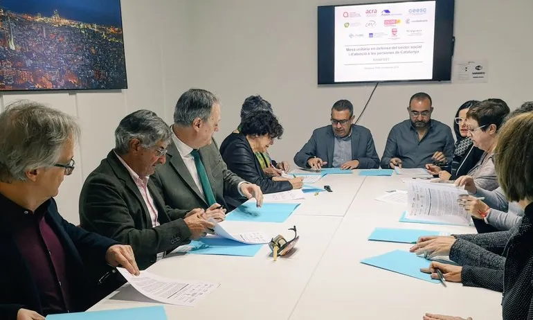 Signatura Manifest Mesa unitària en defensa del sector social 