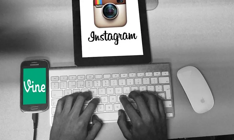 Fotografia d'un ordinador amb Vine i Instagram. Imatge de Esther Vargas. Llicència d'ús CC BY SA 2.0
