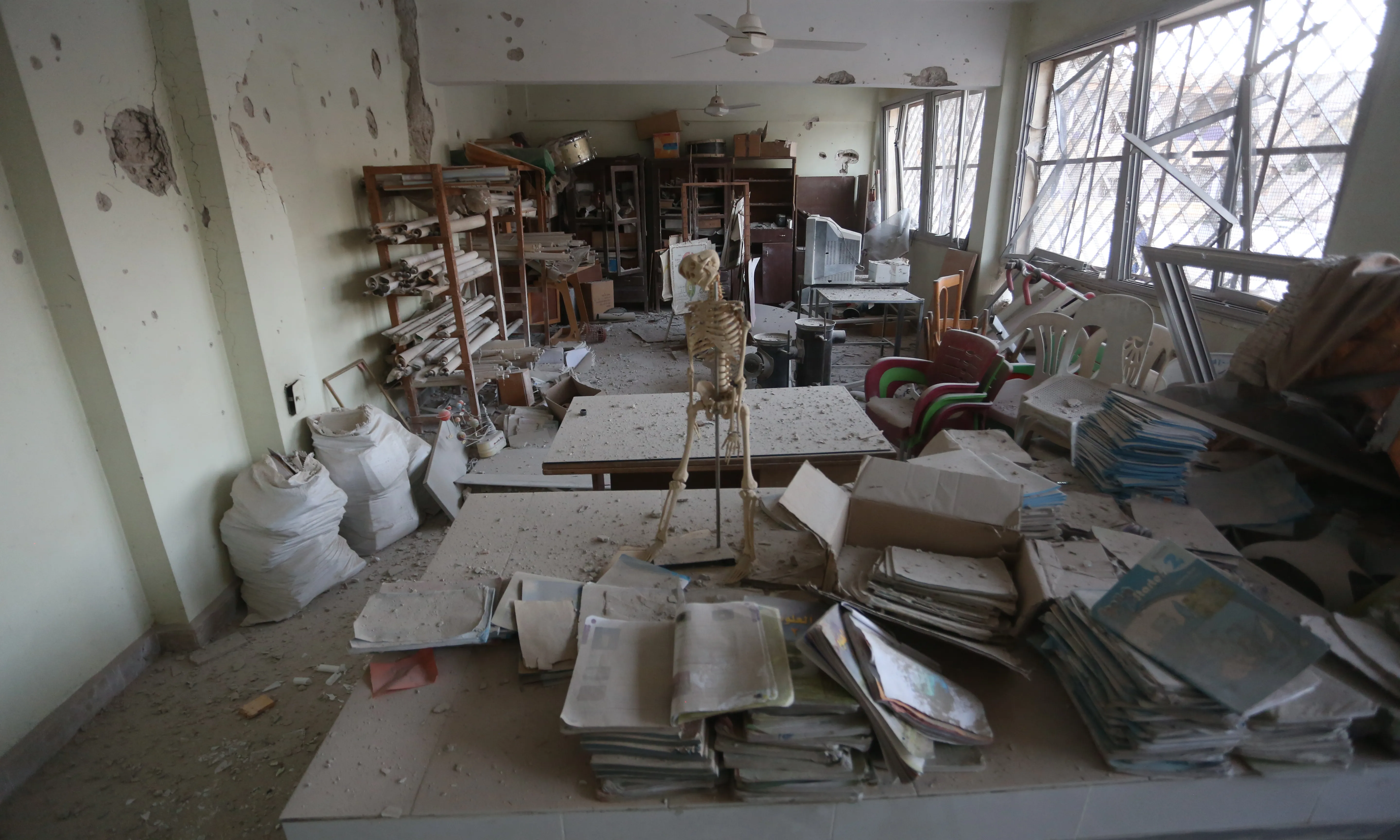 Interior d'una de les escoles bombardejades.