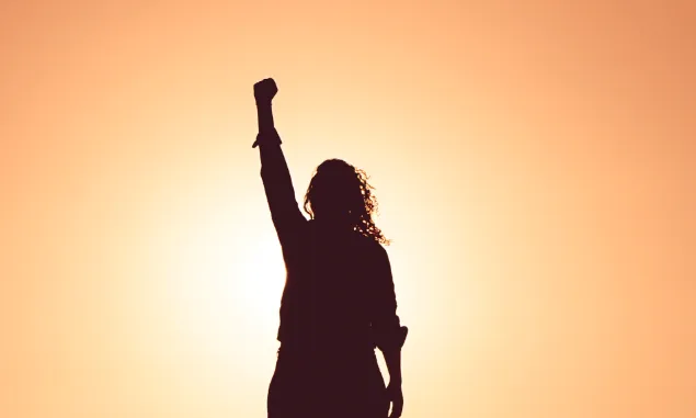 feminisme dona alçant el puny