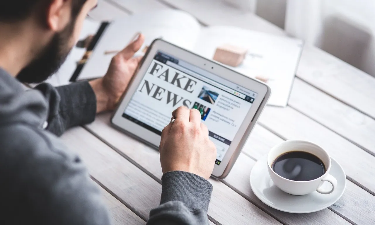 Una persona mirant la pantalla de l'ordinador on hi ha escrit 'fake news'