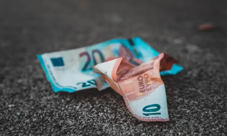 La renda bàsica és una mesura que comporta l'atorgament de 1.000 euros mensuals a tota la ciutadania. Font: Unsplash.
