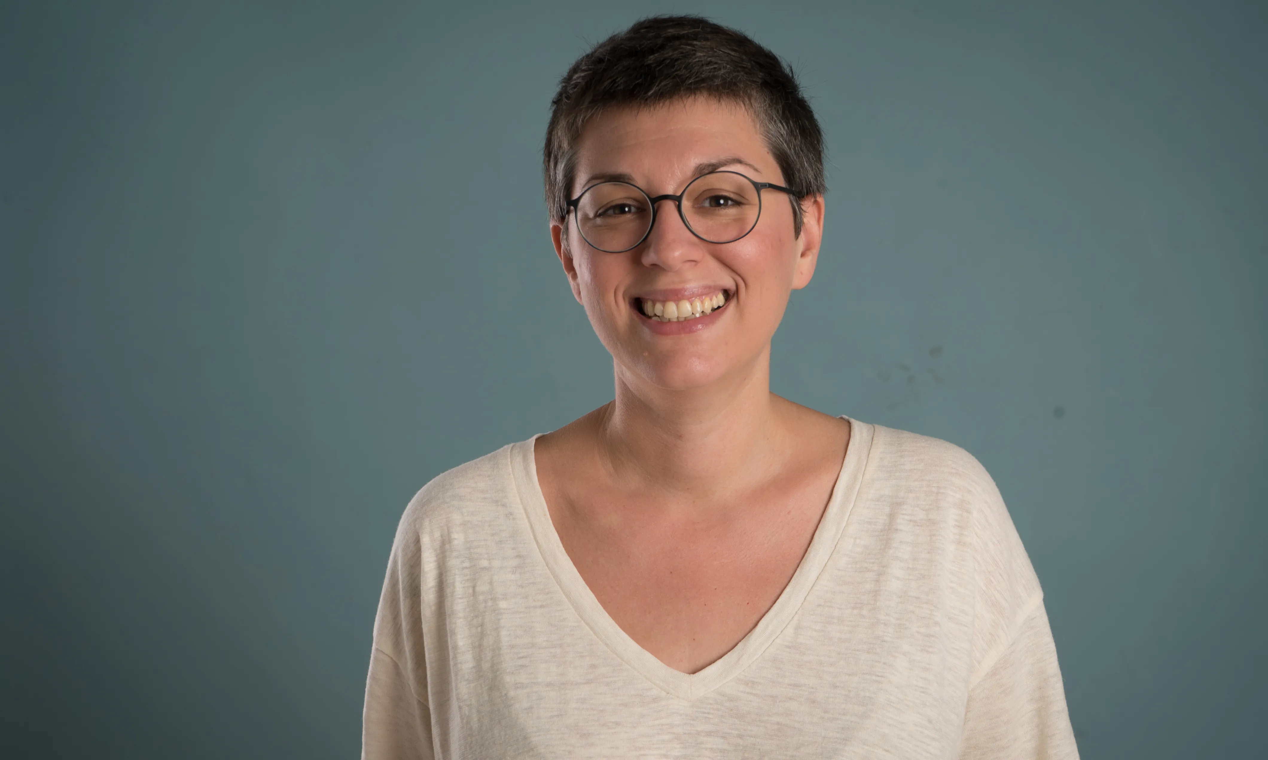 La Núria Mateu és psicòloga i sòcia de Fil a l'agulla.