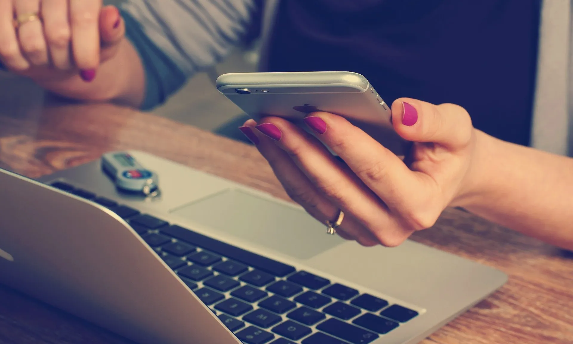 Moltes famílies a Catalunya no tenen accés a recursos telemàtics o a internet.