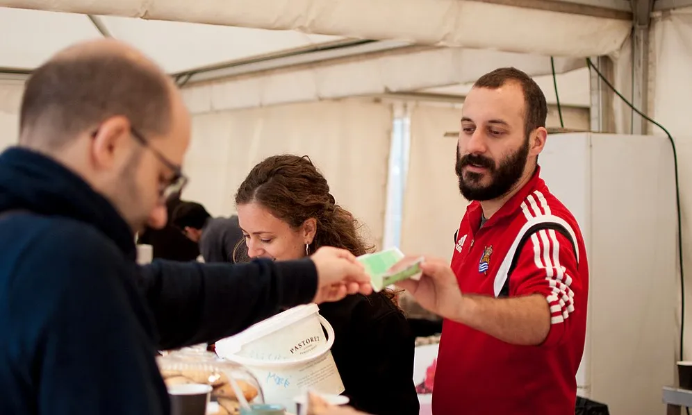 Fotografia de dos partciipants a la Fira Economia Solidària de Catalunya. Imatge de la Xarxa d'Economia Solidària. Llicència d'ús CC BY-SA 4.0
