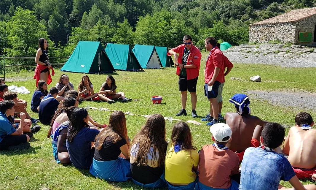 Joves a punt de començar una activitat dels campaments d'estiu.