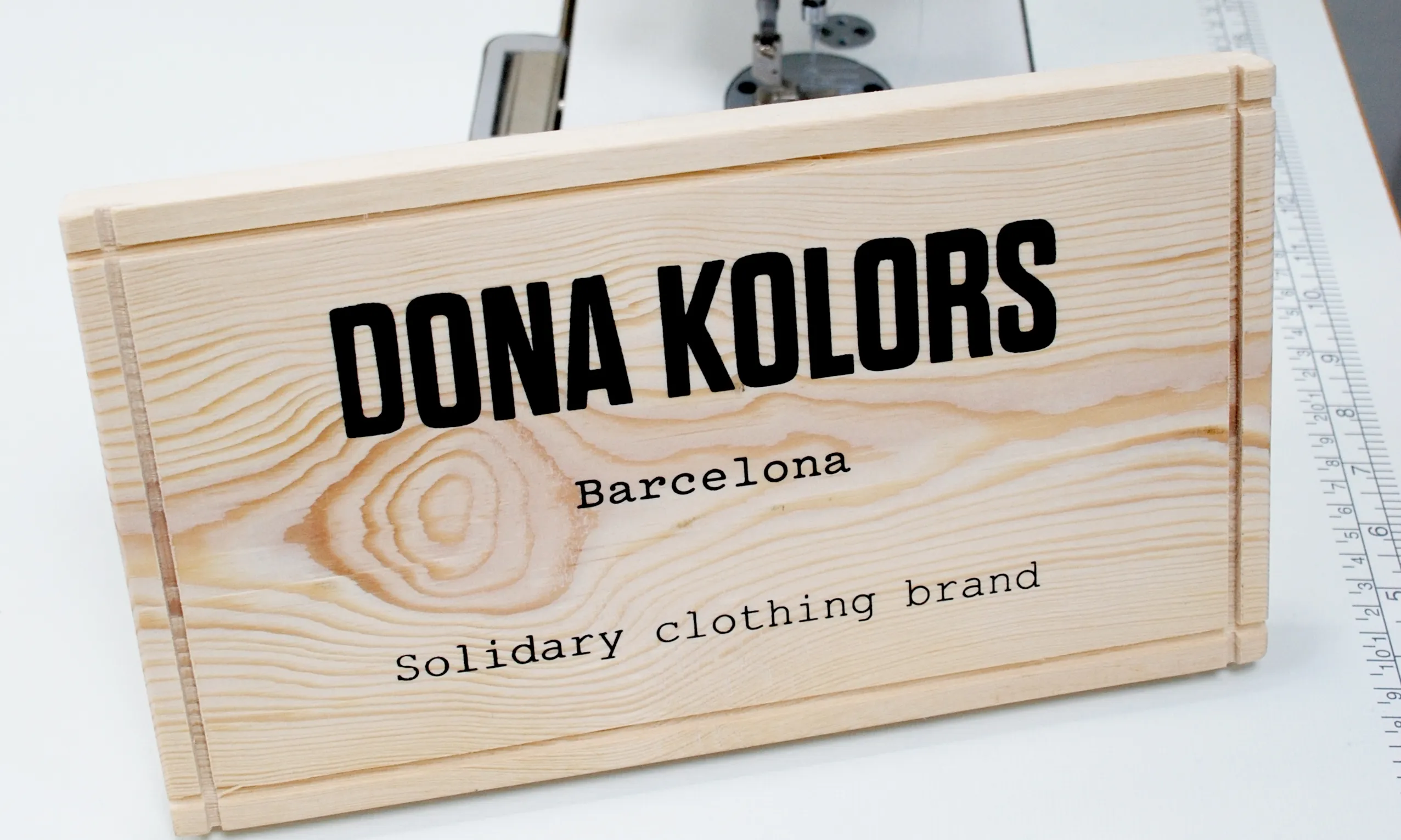 Dona Kolors és una botiga de roba que ocupa a dones en rics d'exclusió.