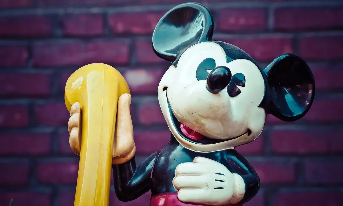 Figura de Mickey Mouse agafant un telèfon