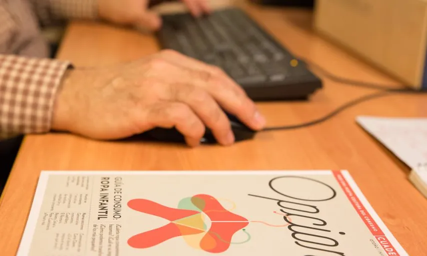 La revista Opcions a sobre d'un escriptori